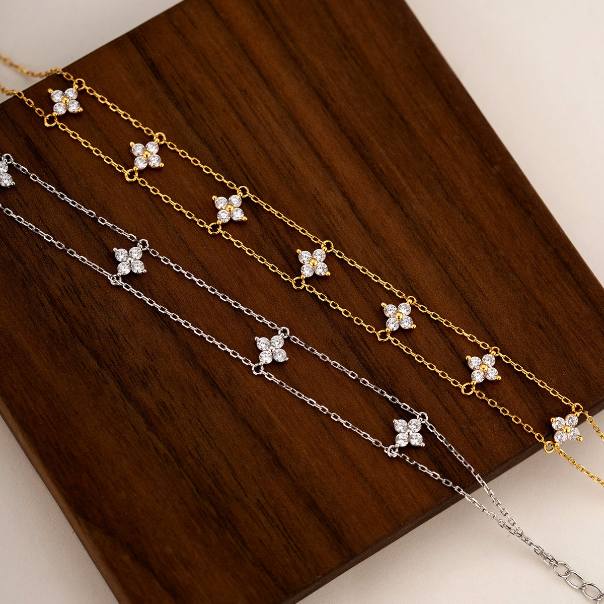 Gold-plated S925 sterling silver double-strand clover charm bracelet.