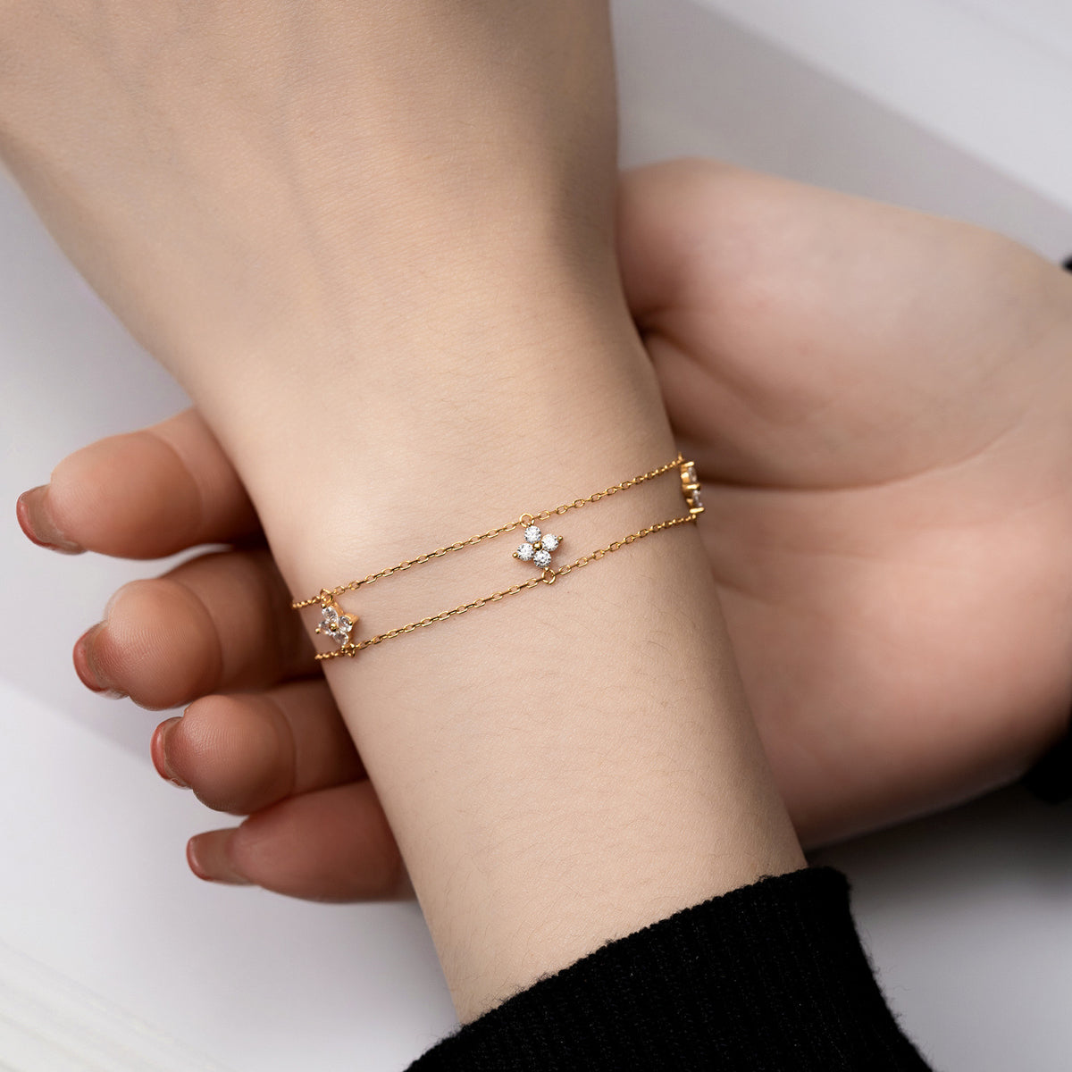 Gold-plated S925 sterling silver double-strand clover charm bracelet.