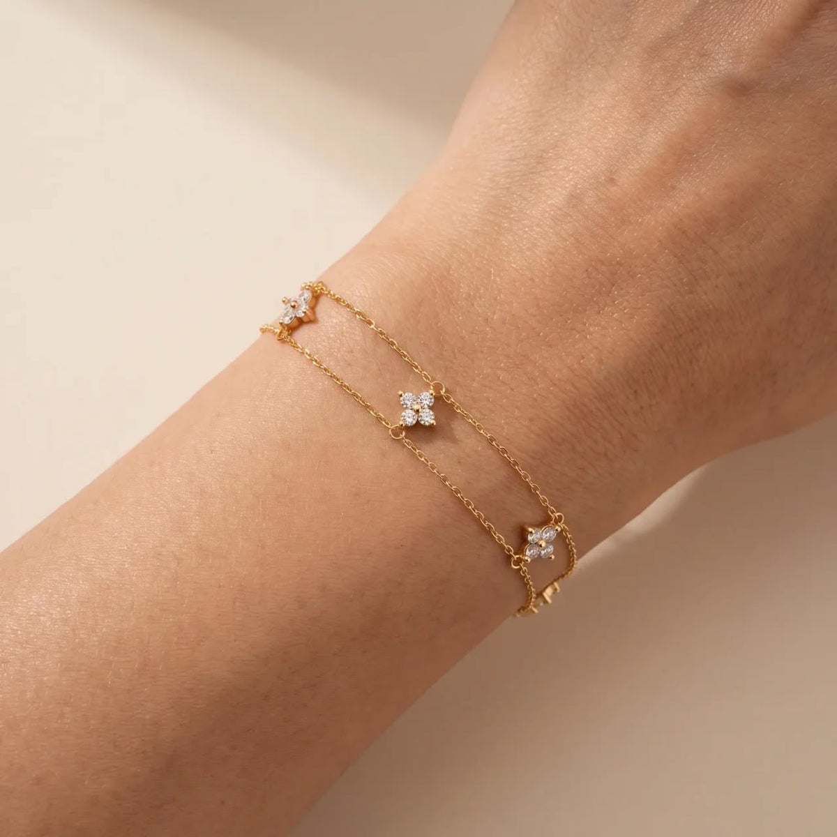 Gold-plated S925 sterling silver double-strand clover charm bracelet.