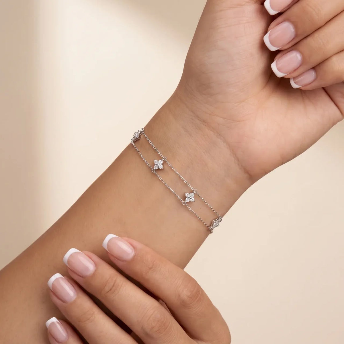 Gold-plated S925 sterling silver double-strand clover charm bracelet.