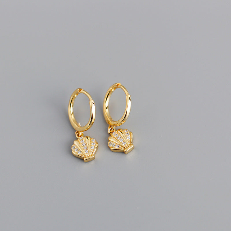 Pavé Seashell Huggie Hoop Earrings – Gold Plated 925 Sterling Silver - Photo 5 | Pinky Promise