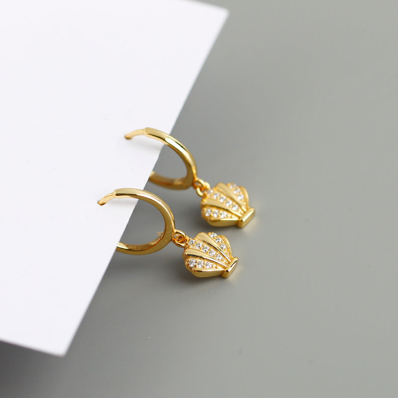 Pavé Seashell Huggie Hoop Earrings – Gold Plated 925 Sterling Silver - Photo 6 | Pinky Promise