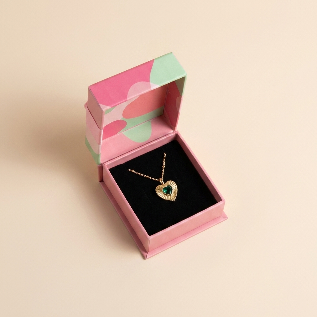 Sunburst Emerald Heart Pendant Necklace - Gold Plated 925 Sterling Silver - Close Up | Pinky Promise