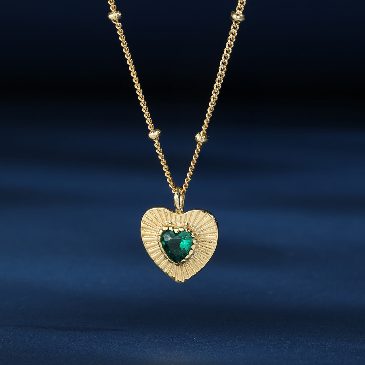 Sunburst Emerald Heart Pendant Necklace - Gold Plated 925 Sterling Silver - Photo 7 | Pinky Promise