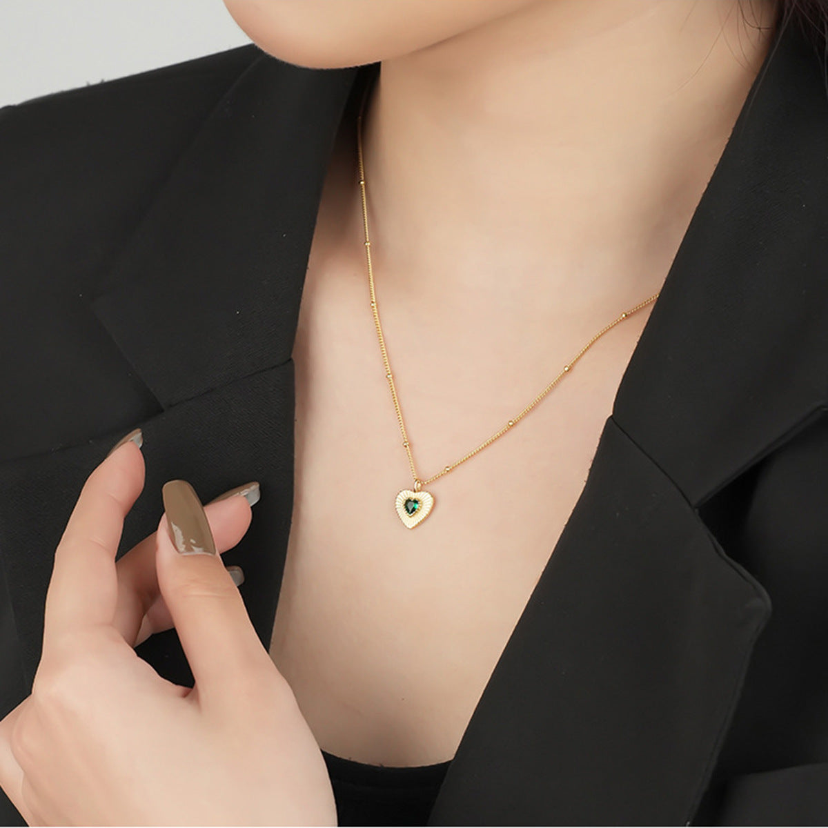Sunburst Emerald Heart Pendant Necklace - Gold Plated 925 Sterling Silver - Photo 9 | Pinky Promise