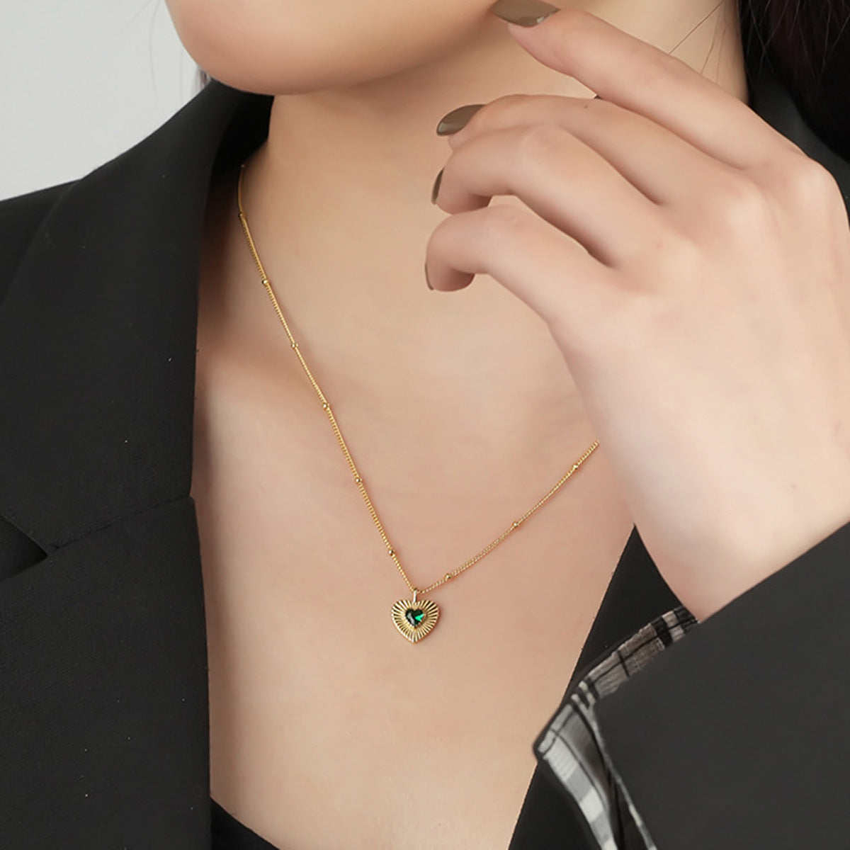 Sunburst Emerald Heart Pendant Necklace - Gold Plated 925 Sterling Silver - Photo 10 | Pinky Promise